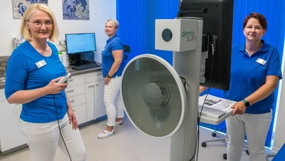 Dr. med. Kathrin Kreuter (l.) behandelt seit Freitag Patienten im MVZ. Zum Team der Fachärztin für Dermatologie, Allergologie und medikamentöse Tumorbehandlung gehören Anja Ullmann (r.) und Jessica Müller. 