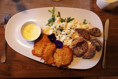 Voila: Gebackene Rote Beete mit Schwarzwurzeln, Sauce hollandaise und Reibekuchen.