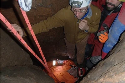 Höhlenretter probten Ende Juni im Bielatal in der Sächsischen Schweiz den Ernstfall. Konkret ging es darum, Menschen aus Spalten zu bergen, den Transport Verletzter aus Engstellen zu üben und vermisste Personen aus Hohlräumen zu retten. 