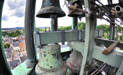 Auf dem Turm der St. Johanniskirche in Lößnitz befindet sich eines der ältesten und noch funktionsfähigen Bronze-Glockenspiele in Deutschland. 