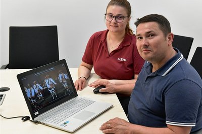 Manuela Stocheci bei der Fertigung von Schaltkontakten in der Saxonia-Halle an der Alfred-Lange-Straße 17.