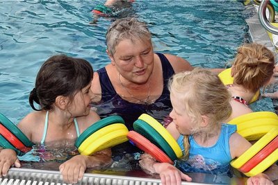 Schule zum Ferienbeginn: Schwimmen lernen bei Veronika Gottwald, das Ziel ist das Seepferdchen.