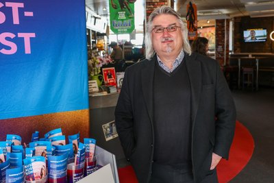 Mit einem zufriedenen Lächeln eröffnet Michael Harbauer „Stars on Tour“ in Schwarzenberg.