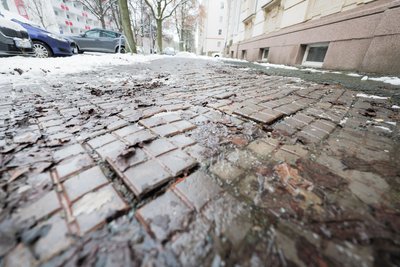 Der Fußweg an der Freiheitsstraße ist längst zur Stolperfalle geworden. Nun ist eine Sanierung in Sicht.