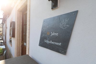 Die Tafel ist zu schön, um sie abzuschrauben. Das Restaurant „Schwalbennest“ in Niederwiesa gibt es bereits seit 32 Jahren.