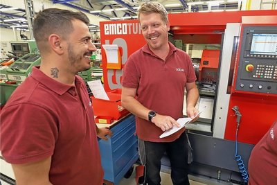 Mario Fischer, Vorarbeiter bei Saxonia Edelmetalle (M.), im Gespräch mit den Kollegen Andri Cutas (l.) und Balas Horia - in der Regel wird Englisch gesprochen. 