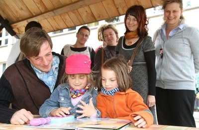 Noch können Jule und Sophia die Männer im Kinderhaus an einer Hand abzählen. Jörg Eller (r.) steckt gerade in der Ausbildung.