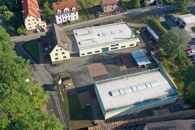 Das Firmengelände an der Werdauer Turnhallenstraße von oben: Links neben der Halle im Vordergrund entsteht der Neubau in gleicher Höhe.