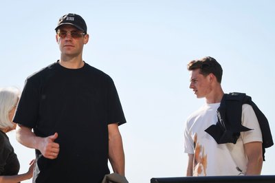 Manuel Neuer (l.) ist mit Jonas Urbig (r.) an der Promenade des Lake Michigan in Chicago. 