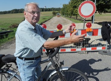 Fast täglich schaut Christian Geyer zur Baustelle der Taurasteinstraße in Taura. Es gab Verzögerungen, weil Betonteile zu spät geliefert wurden, es Probleme mit dem Telefon-Kabel und der Trinkwasserleitung gab.