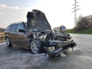 Die Autobahn A 72 ist am Dienstagnachmittag nach einem Unfall rund 1,5 Kilometer vor der Abfahrt Treuen in Fahrrichtung Hof zeitweise gesperrt gewesen.