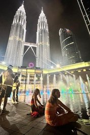 452 Meter hoch sind Petronas Towers, die Zwillingstürme von Kuala Lumpur. Vorn sitzen Vivien und Matilda.