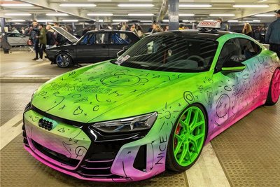 Dieses Fahrschulauto der besonderen Art kommt aus Schwarzenberg: Der Audi e-tron GT RS gehört zur Fahrschule Uwe Hübner. 
