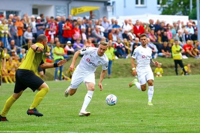 Lukas Krüger (2. v. l.) erzielte das 13:0 für den FSV Zwickau