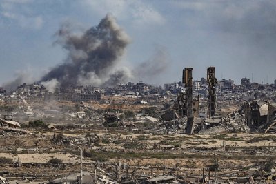 Die israelischen Angriffe auf Gaza-Stadt gingen am Wochenende trotz Friedenplans weiter.