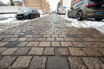 Die Reinsdorfer Straße soll in diesem Jahr zwischen Süd- und Kantstraße erneuert werden. Das Pflaster kommt raus.