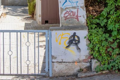 Kein schönes Bild bietet die Mauer der früheren Plauener Synagoge. Schief und beschmiert fristete sie bisher ein trauriges Dasein. Nun soll sie in Ordnung gebracht werden.