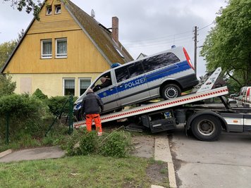 Am Dienstag wurde der Mercedes aus dem Grundstück geborgen. 