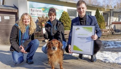 Lissi Burkhardt (Mitte) engagiert sich in ihrer Freizeit für das Tierheim "Neu Amerika". Dafür wurde sie mit der Auszeichnung "Ehrenamt des Monats" gewürdigt - überreicht von Erik Gläser von der Fachstelle Ehrenamt des Landkreises. Tierheimleiterin Peggy Kreher (l.) freute sich mit.