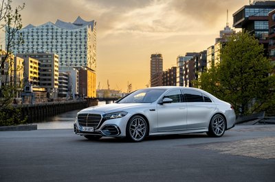 Noch mehr Glamour gibt es für die neue S-Klasse von Mercedes zum Beispiel durch einen beleuchteten Grill.