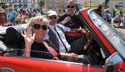 Dietmar und Hannelore Queck aus Eibenstock mit Moderator Silvio Zschage bei der Vorstellung der Oldtimer, bevor der Startschuss für die Rundfahrt Erzgebirgs-Classic fiel.