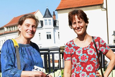 Bereits im September schaute sich Juliane Schwarz-Bierschenk (l.) mit Noch-Geschäftsführerin Kristine Schmidt-Köpf während der Silbermann-Tage beim Familienfest auf dem Freiberger Schloßplatz um. 