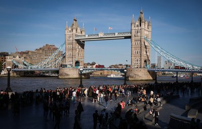 Die Tower Bridge ist eines der Wahrzeichen Londons. 