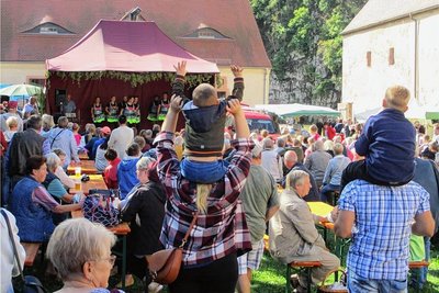 Im Kloster Buch wird zum Feiertag die Bühne aufgebaut für Auftritte verschiedener Bands. 