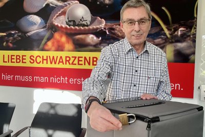 Michael Quella wird mit der anstehenden Bundestagswahl im Februar 2025 die 75. Wahl in der Stadt Schwarzenberg leiten. Gezählt hat er diese jedoch erst ab 1990, als freie und demokratische Wahlen möglich wurden.