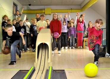 
              <p class="artikelinhalt">Schüler der Grundschule Chemnitz-Glösa bei einem Bowlingnachmittag: Im Bild sind gerade Lukas und Tanina in Aktion.</p>
            