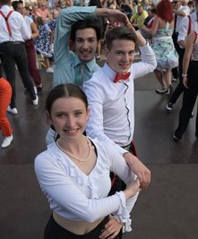 Sabrina und Nico Soeradhiningrat (hinten) mit Yannick Hirschmann beim Auftritt.
