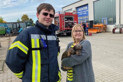 Firmenchefin Claudia Richter vom gleichnamigen Baumaschinenbetrieb (mit Kaninchen-Rauhaardackel Undine) und Ronny Bobe, stellvertretender Gemeindewehrleiter, bei der Übung am Samstag.