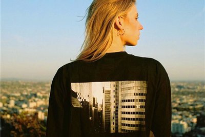 Model Sarah Amalija im Shirt der neuen Kollektion "Glad x Unknown" in Los Angeles. 