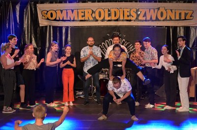 In nur acht Wochen Vorbereitungszeit sind die Sommer Oldies Zwönitz organisiert worden. Auch am Samstagabend gab es auf der Bühne tänzerisch viel zu sehen - im Mittelpunkt Philipp Müller und Celine Bauer.