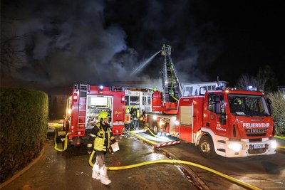 Unter anderem 20 Kundenfahrzeuge wurden bei dem Großfeuer im Autohaus Fugel in Mittelbach in der Neujahrsnacht vernichtet.