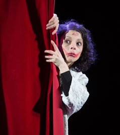 Edith Piaf, gespielt von Vasiliki Roussi.