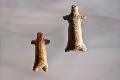 Ebenso ist die Tonrassel in Menschengestalt, gefunden in Niederkaina bei Bautzen, schon eingescannt. Sie stammt aus dem achten vorchristlichen Jahrhundert. 