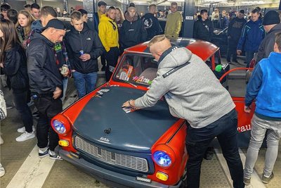 Darf bei Tuningtreffen auch nicht fehlen: Der gute alte Trabant 601. Neben aufgemotzten Trabis gab es auch etliche Simson-Mopeds zu bewundern. 