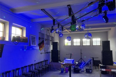 Hier in der zweiten Etage hat Sven Hetsch zu seinem Geburtstag schon mal einen Test gestartet. In diesem Saal soll es eine Bar geben, eine Raucherecke - und viel Platz für Kultur.