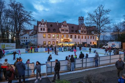 Die Eisbahn vor dem Schloss in Glauchau hat täglich geöffnet. Der Imbiss von Mittwoch bis Sonntag.