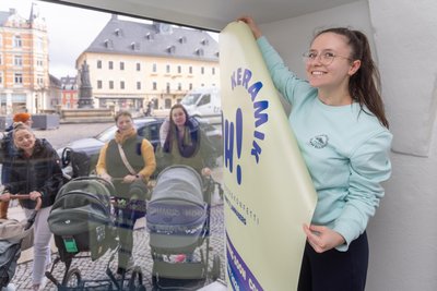 „Oh! Keramik!“ Die Mütter einer Krabbelgruppe können sich gut vorstellen, den Store zu besuchen – um vielleicht gemeinsam einen Geburtsteller zu gestalten. Im Bild: Kristina Zyranov bei Vorbereitungsarbeiten.