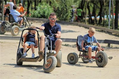 Mit dem Papa mobil sein. Auch das ist am Feiertag im Sonnenlandpark möglich. 