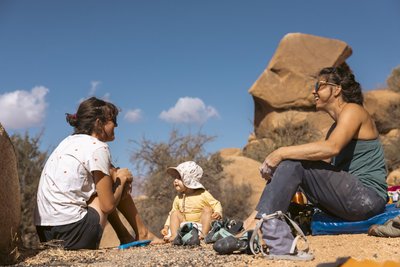 Kinder und Klettern – Nina Caprez (re.) bringt beides unter einen Hut.