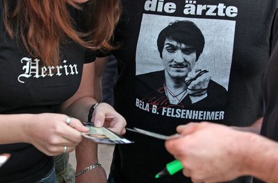 "Die Ärzte" starteten am Montag unter dem Pseudonym "Laternen-Joe" in Zwickau ihre Club-Tournee.