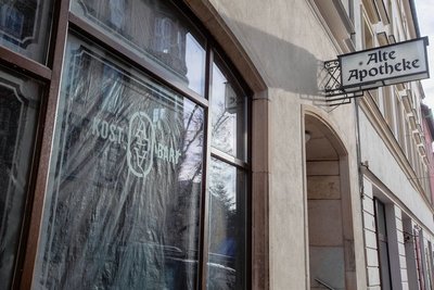 In der Alten Apotheke soll in wenigen Wochen ein Milchladen mit Tagesbar öffnen - "Kostbar" soll das Lokal heißen.