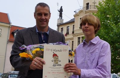Luc-Oliver Wadewitz (rechts) ist einer der drei Personen, die als Namen für das Maskottchen Türmel vorgeschlagen haben. Er war bei der Namensverleihung mit Sahnschul-Leiter Jörg Erler im Rathaus dabei.