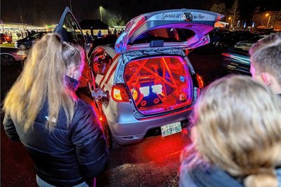 Eine Musikanlage, mit der man Festzelte beschallen könnte, und auffälliges LED-Licht. Diesen Mitsubishi gibt es so nicht serienmäßig. 