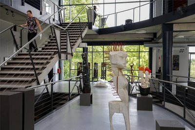 Im großzügigen Ambiente des Kulturpalais werden innerhalb der Ausstellung „Aha! Holzdruck“ über 100 Werke gezeigt.