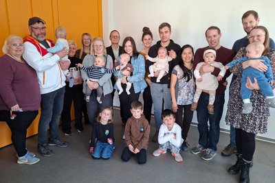 Zum Babyempfang in Eppendorf begrüßte Bürgermeister Axel Röthling (Mittte hinten) Familien mit Neugeborenen aus Eppendorf.