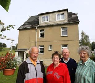 Landgrafs (links) und Schaarschmidts wohnen seit Jahrzehnten in dem Dreifamilienhaus an der Waldenburger Straße, das 1925 gebaut wurde und arg reparaturbedürftig ist. Wegziehen wollen sie nicht.
